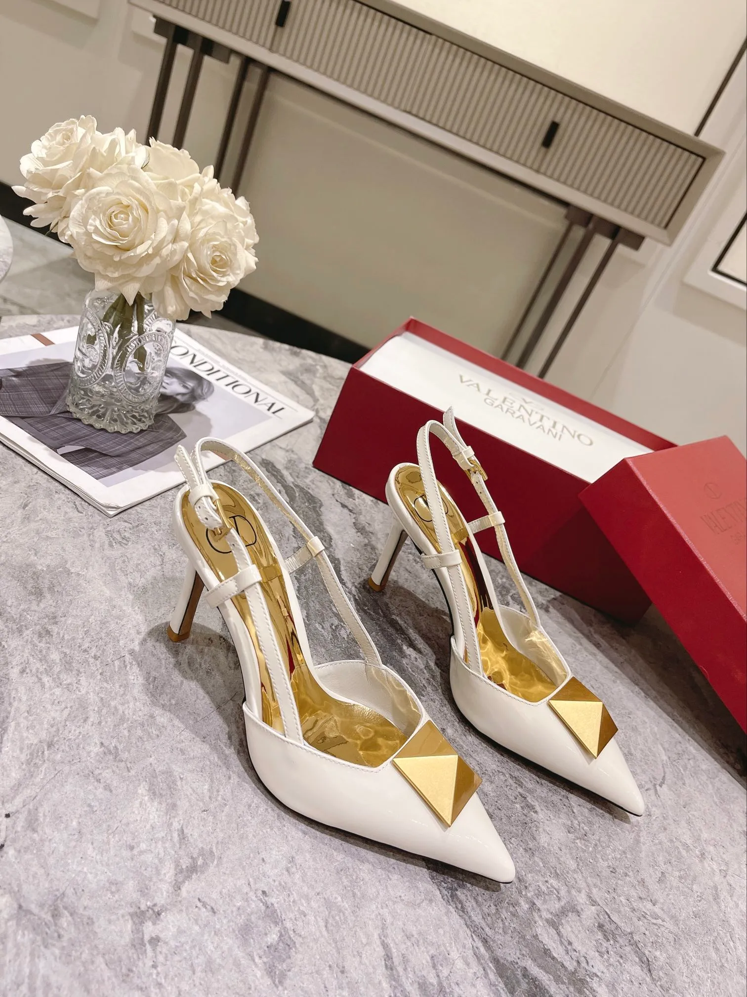 👟👟Ex-factory price 400👟👟 Genuine leather sole +40 Valentino Valentino spring and summer new rivet shoes are new☑️ —————————————— The latest golden big rivet element is full of high-end sense! Extremely fashionable Heel height: 9.5cm Upper: Matt sheepskin Lining: Sheepskin lining Outsole: Italian genuine leather outsole, rubber sole optional Color: Two styles and 8 colors available Code number: 34-41 (34 and 42 customized are not returnable)